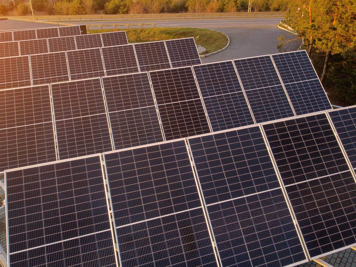 Gün batımında güneş enerjisi panel sahası