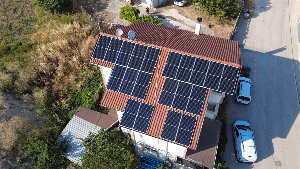 Müstakil evin çatısında ongrid güneş paneli kurulumu, drone görüntüsü