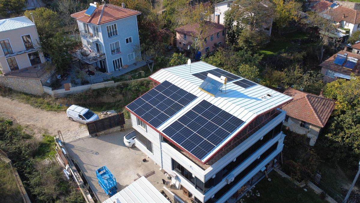 Çok katlı binanın çatısında hibrit güneş enerjisi sistemi